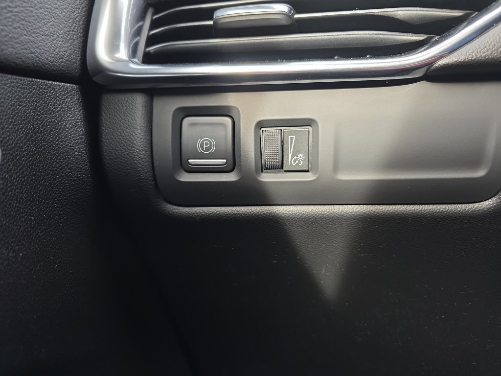 Used 2021 Cadillac XT4 Luxury w/ Cold Weather Package AWD/4WD image 43