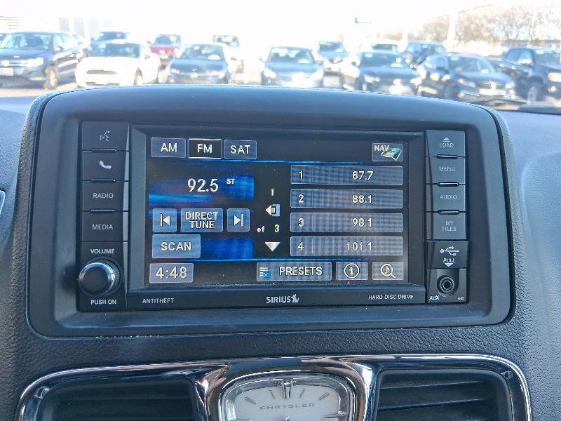 Used 2015 Chrysler Town & Country Touring-L w/ Driver Convenience Group image 32