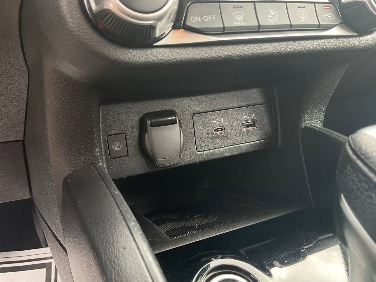 Used 2025 Nissan Versa SR FWD image 26