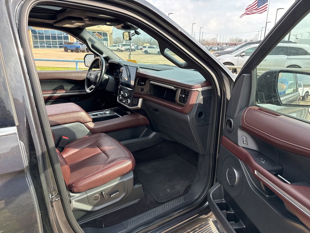 Used 2023 Ford Expedition Limited image 16