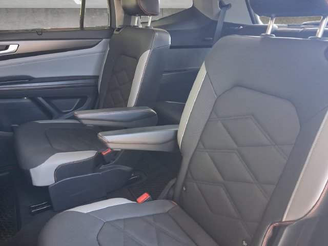 Used 2024 Volkswagen Atlas Peak Edition SE AWD/4WD image 28