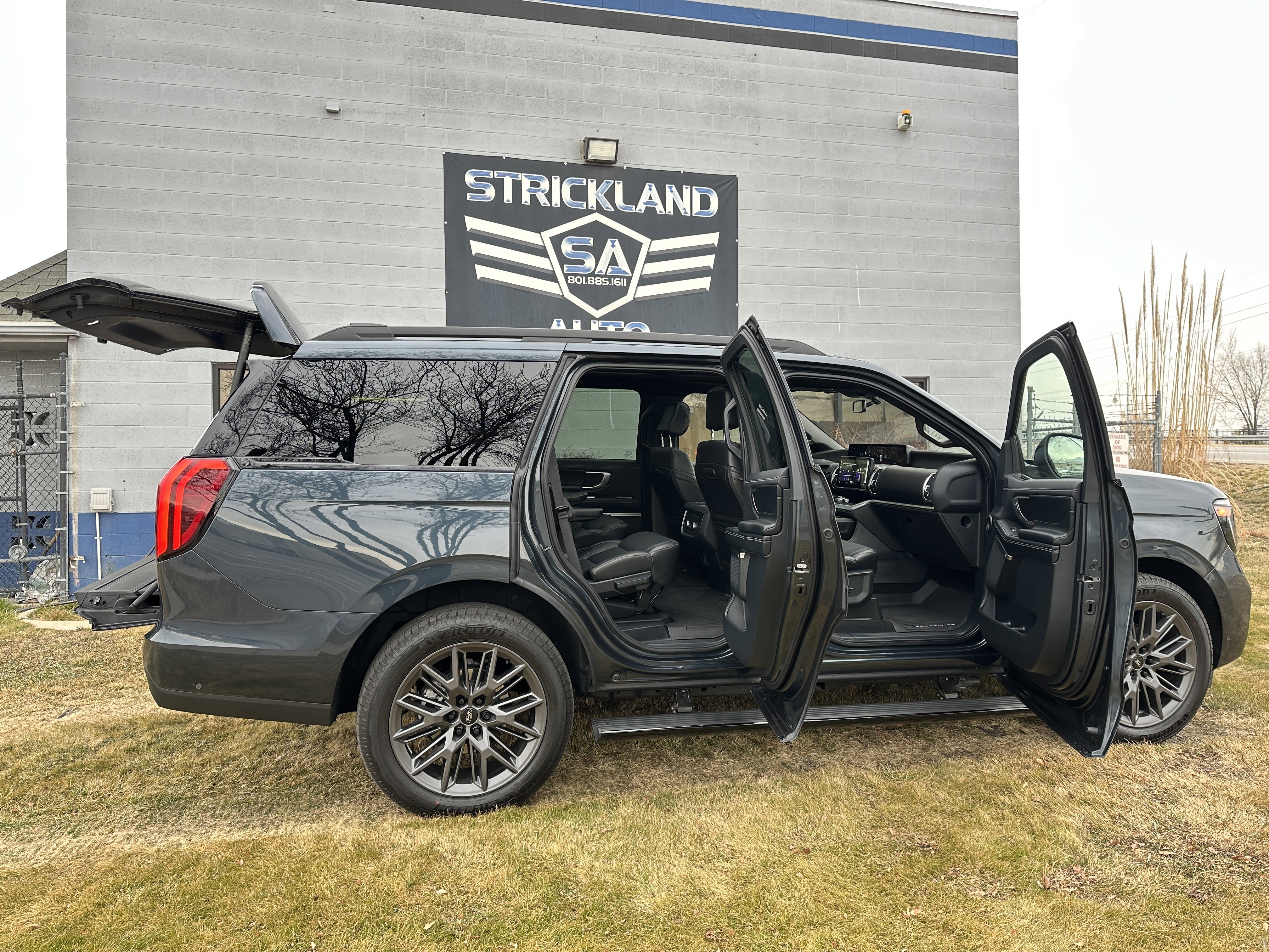 Used 2025 Ford Expedition Platinum w/ Stealth Appearance Package AWD/4WD image 31