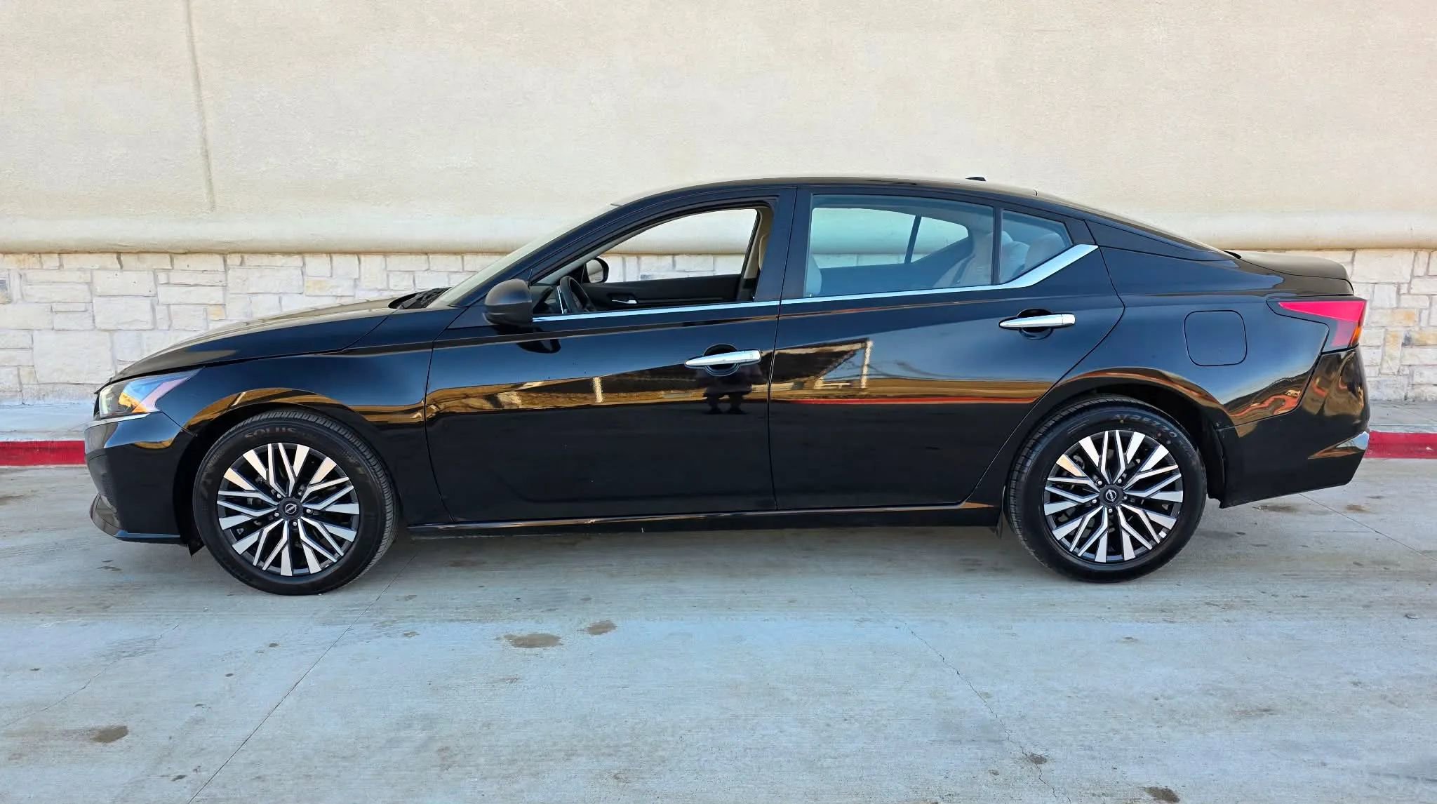 Used 2025 Nissan Altima 2.5 SV image 6