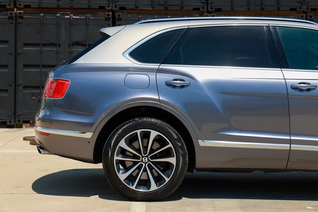 Used 2018 Bentley Bentayga AWD/4WD image 33