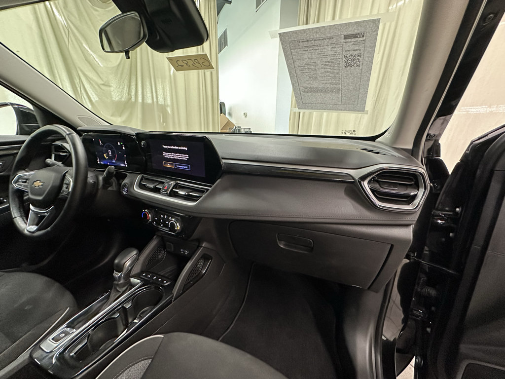 Used 2026 Chevrolet TrailBlazer LT w/ LT Cold Weather Package FWD image 15