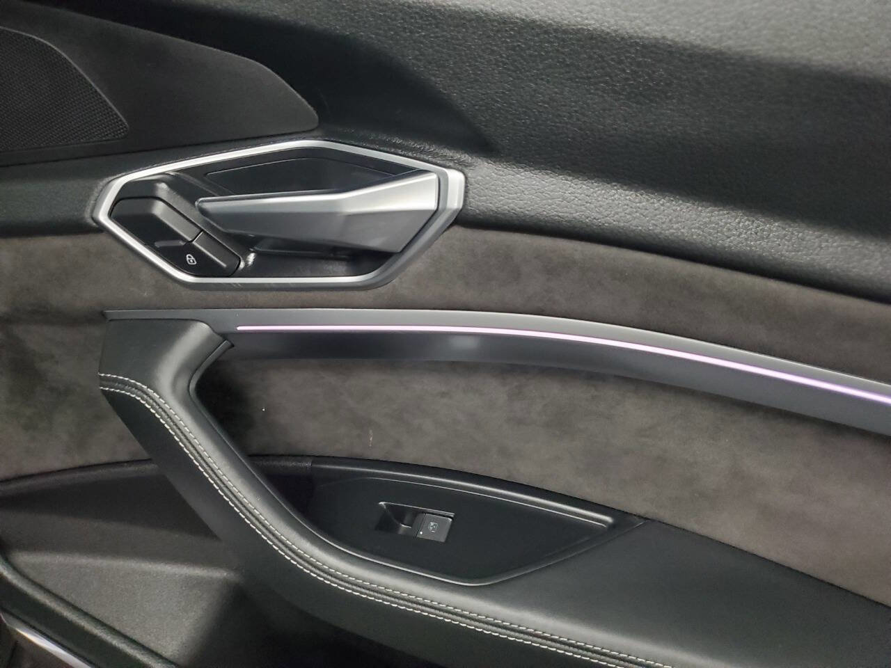 Used 2019 Audi e-tron Prestige w/ Prestige Package image 18