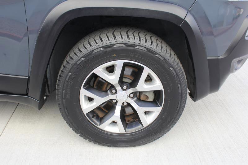 Used 2017 Jeep Cherokee Trailhawk AWD/4WD image 40