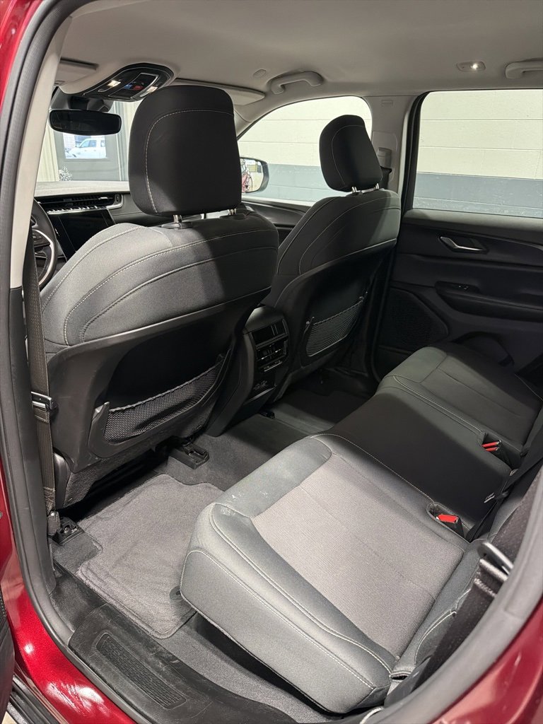 Used 2024 Jeep Grand Cherokee Laredo image 6