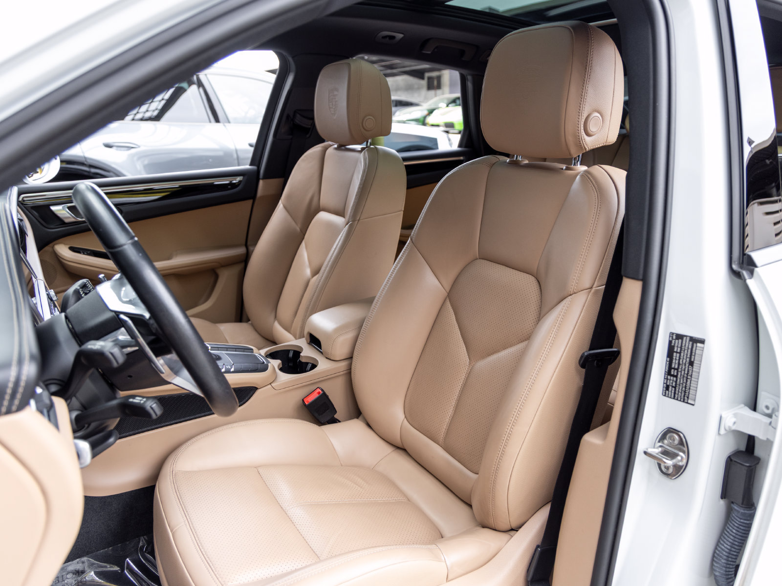 Certified 2021 Porsche Macan AWD/4WD image 5