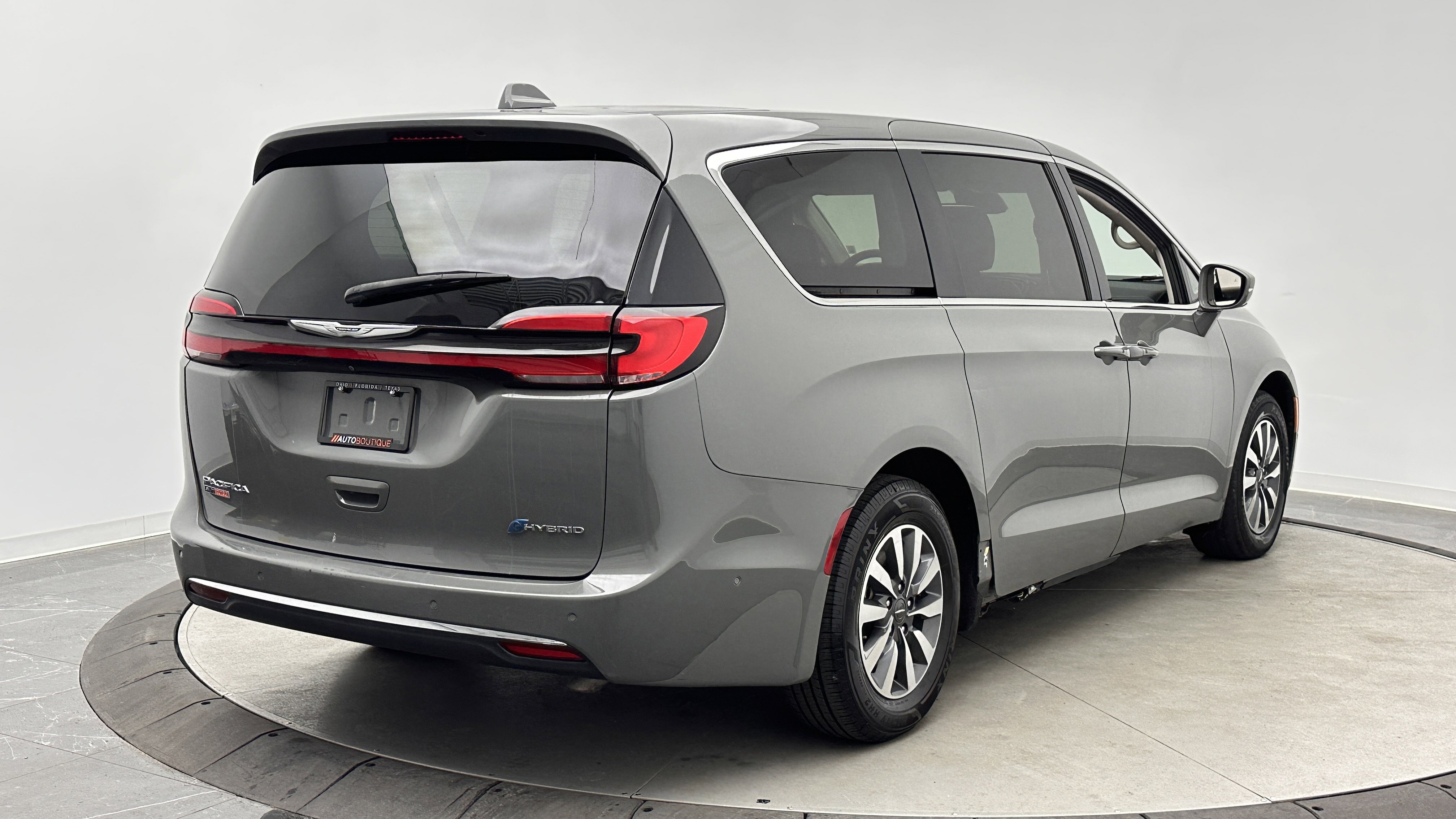 Used 2022 Chrysler Pacifica Touring-L w/ Uconnect Theater Family Group FWD image 7