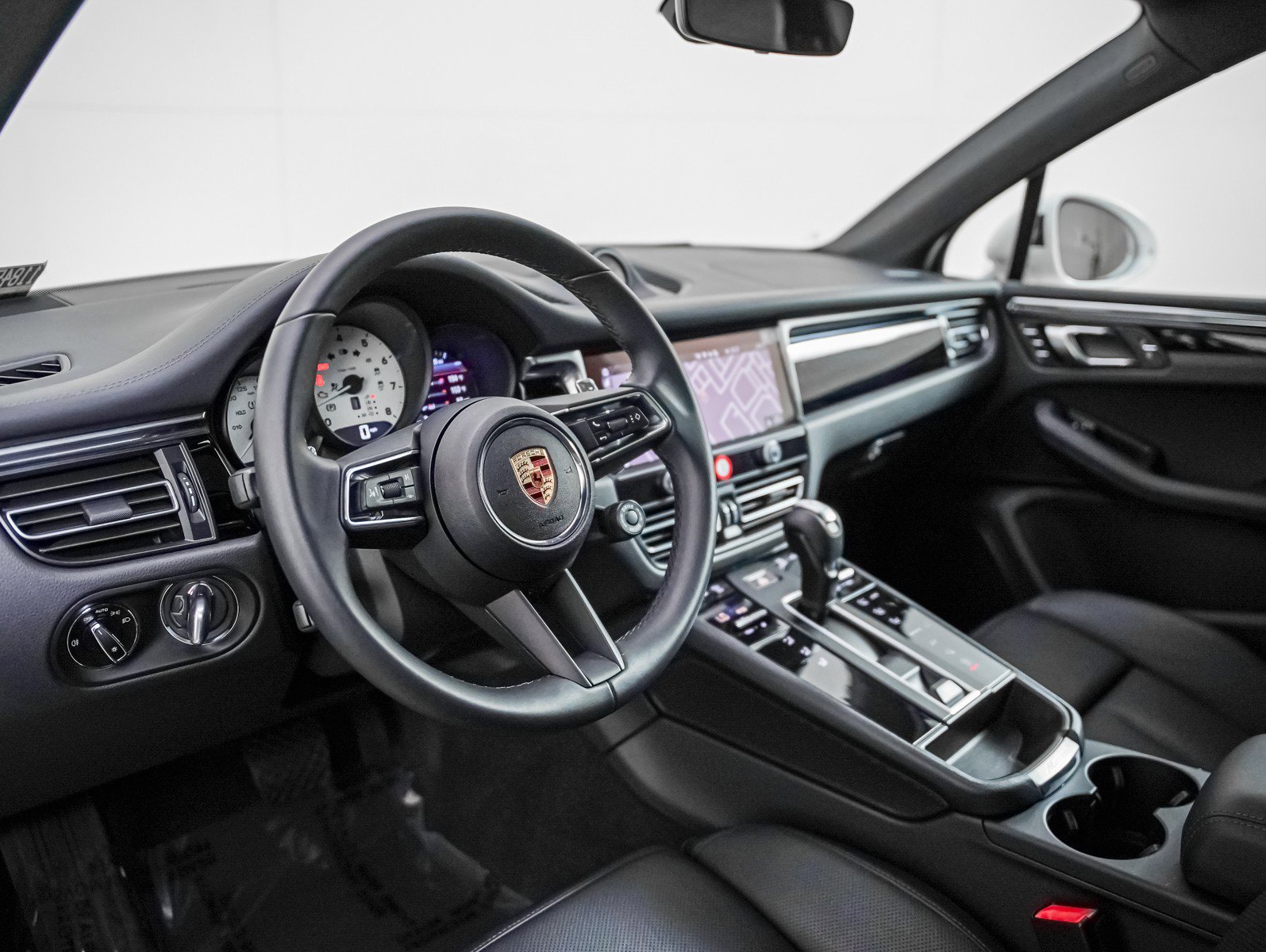 Certified 2025 Porsche Macan S AWD/4WD image 4