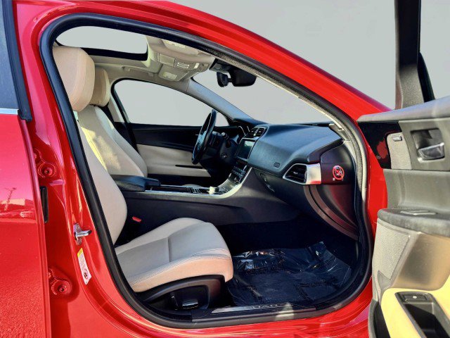 Used 2019 Jaguar XE Premium image 47