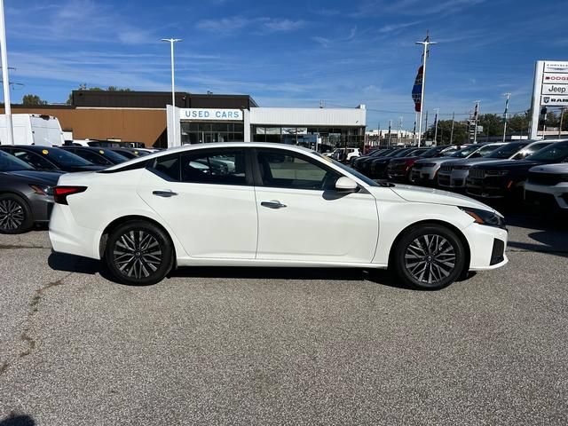 Used 2023 Nissan Altima 2.5 SV FWD image 2