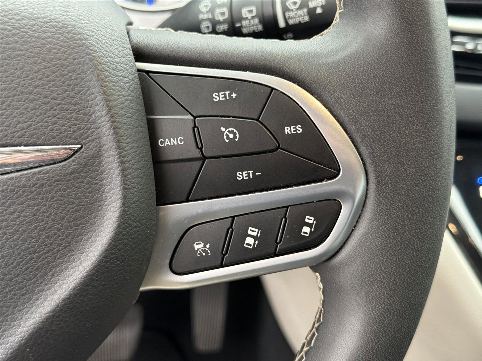 Used 2023 Chrysler Pacifica Touring-L FWD image 27