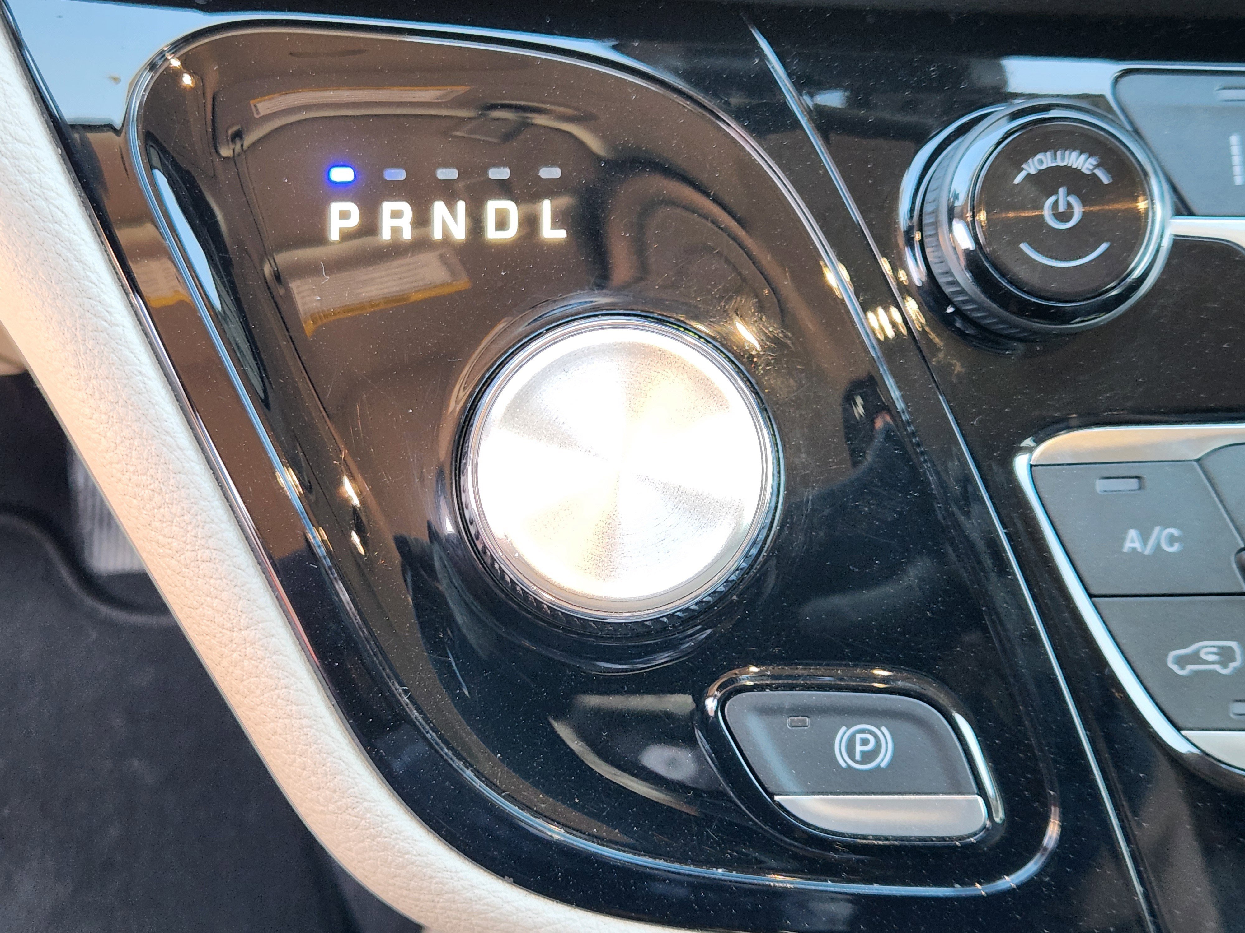 Used 2023 Chrysler Pacifica Touring-L image 12