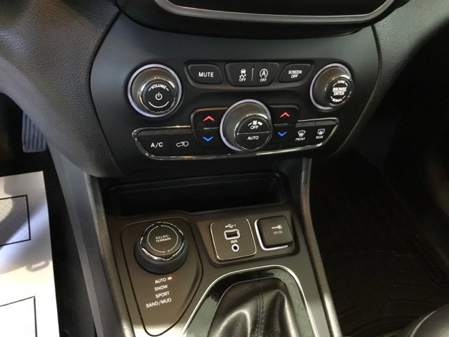 Used 2019 Jeep Cherokee Latitude Plus AWD/4WD image 28