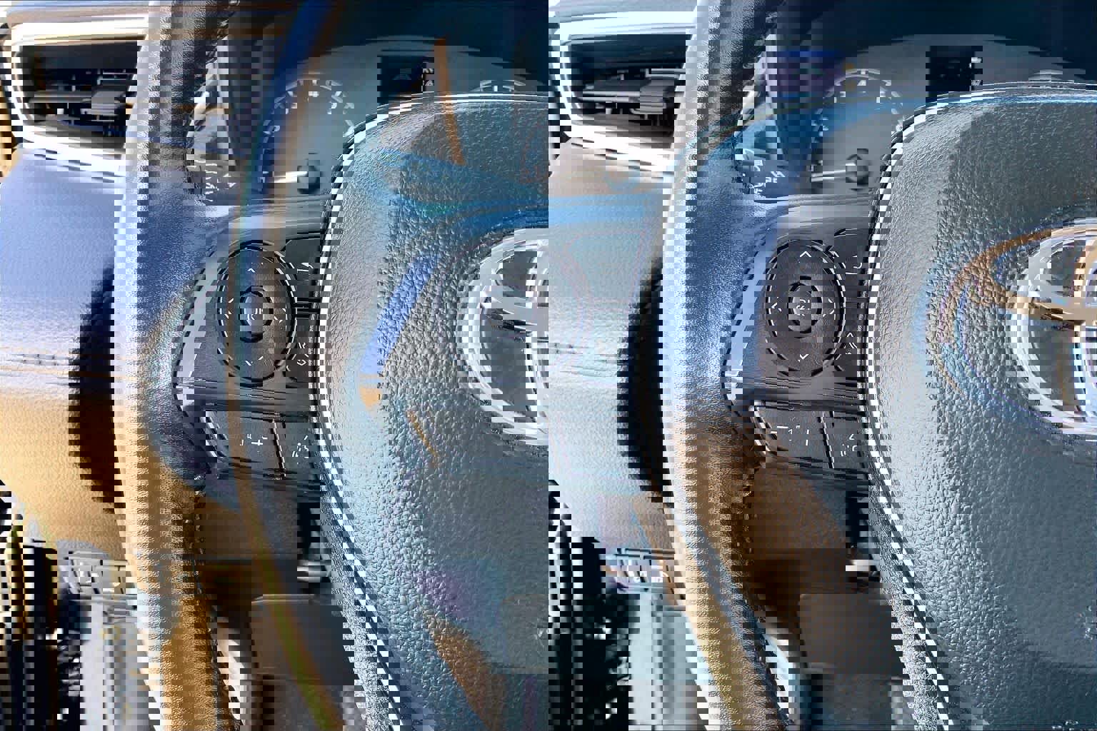 Used 2025 Toyota Corolla Cross LE image 21