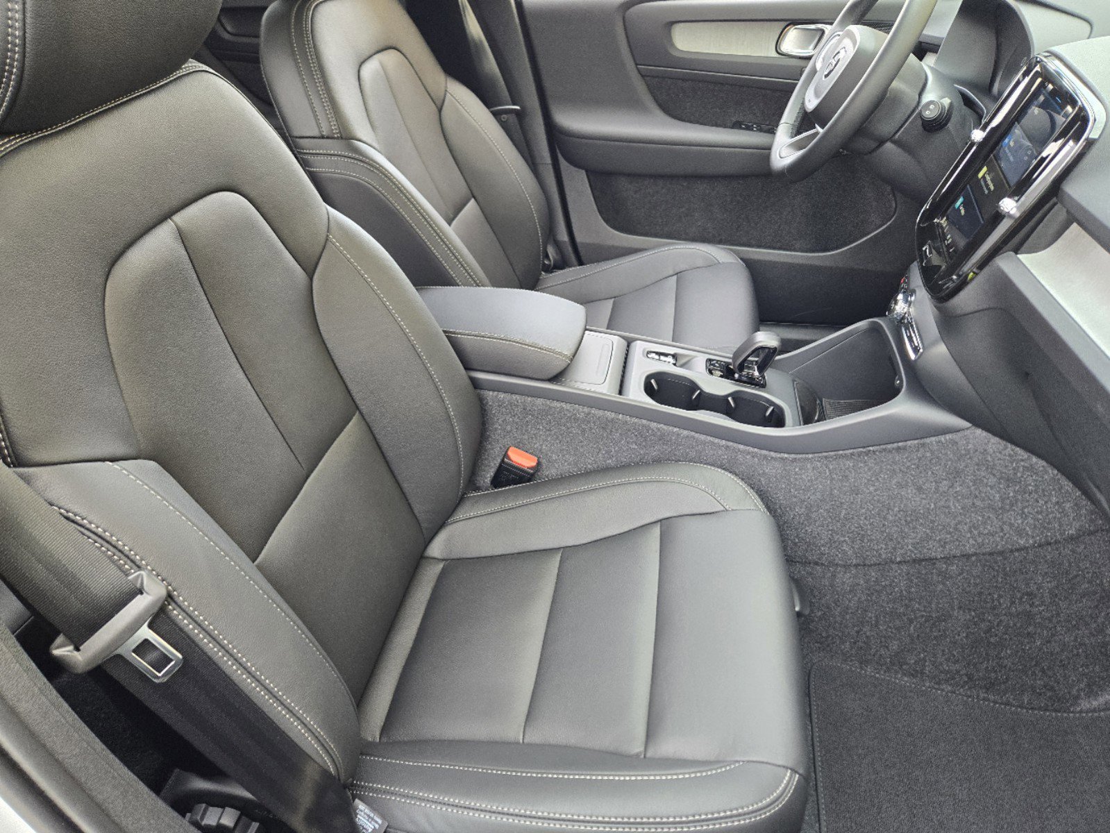 New 2025 Volvo XC40 B5 Core w/ Protection Package Premier image 17