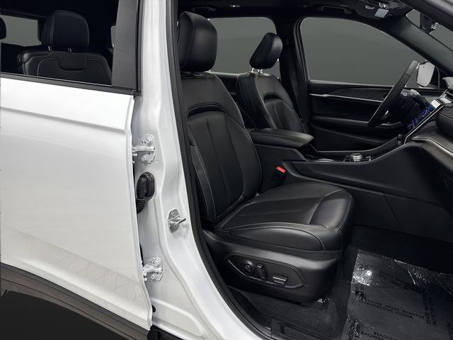 Used 2025 Jeep Grand Cherokee L Limited w/ Black Appearance Package image 31