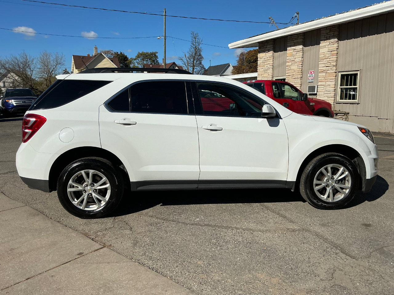 Used 2017 Chevrolet Equinox LT image 2