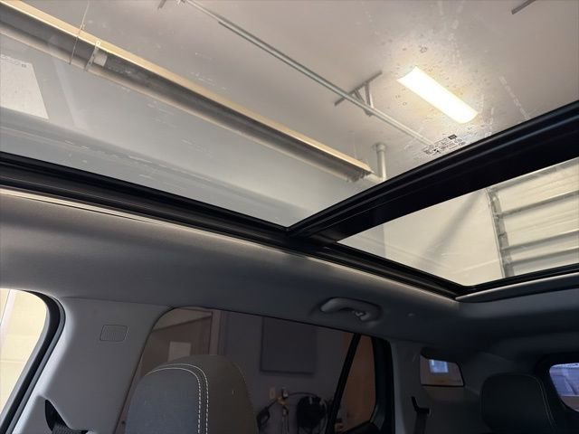 Used 2023 GMC Terrain SLE w/ Driver Convenience Package image 2