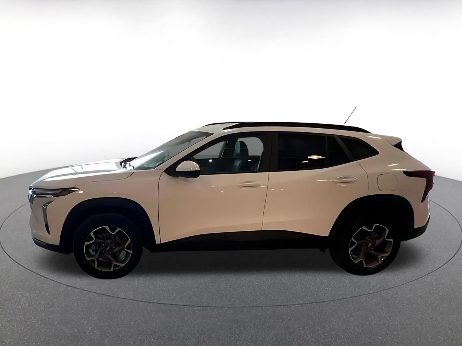 Used 2025 Chevrolet Trax LT FWD image 9