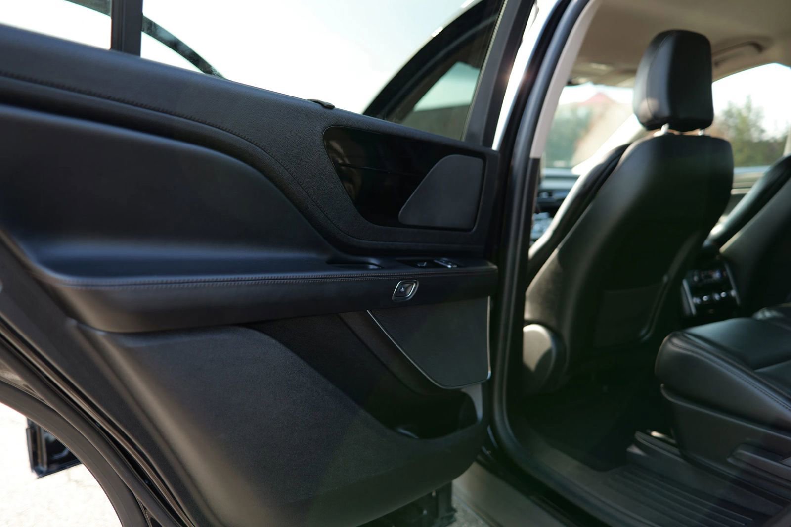 Used 2023 Lincoln Aviator AWD image 29