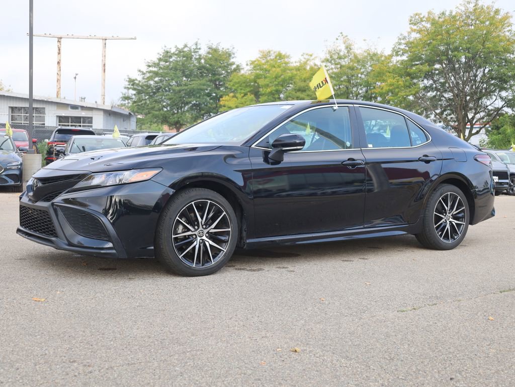 Used 2024 Toyota Camry SE image 5
