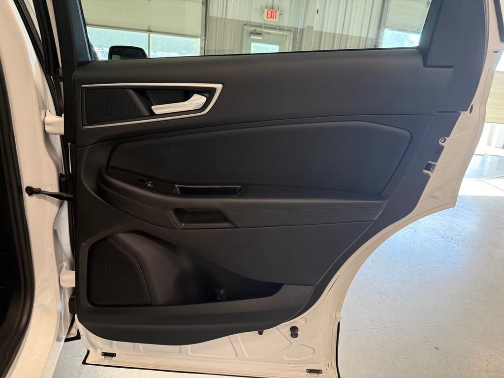 Used 2016 Ford Edge SEL w/ Equipment Group 201A AWD/4WD image 29