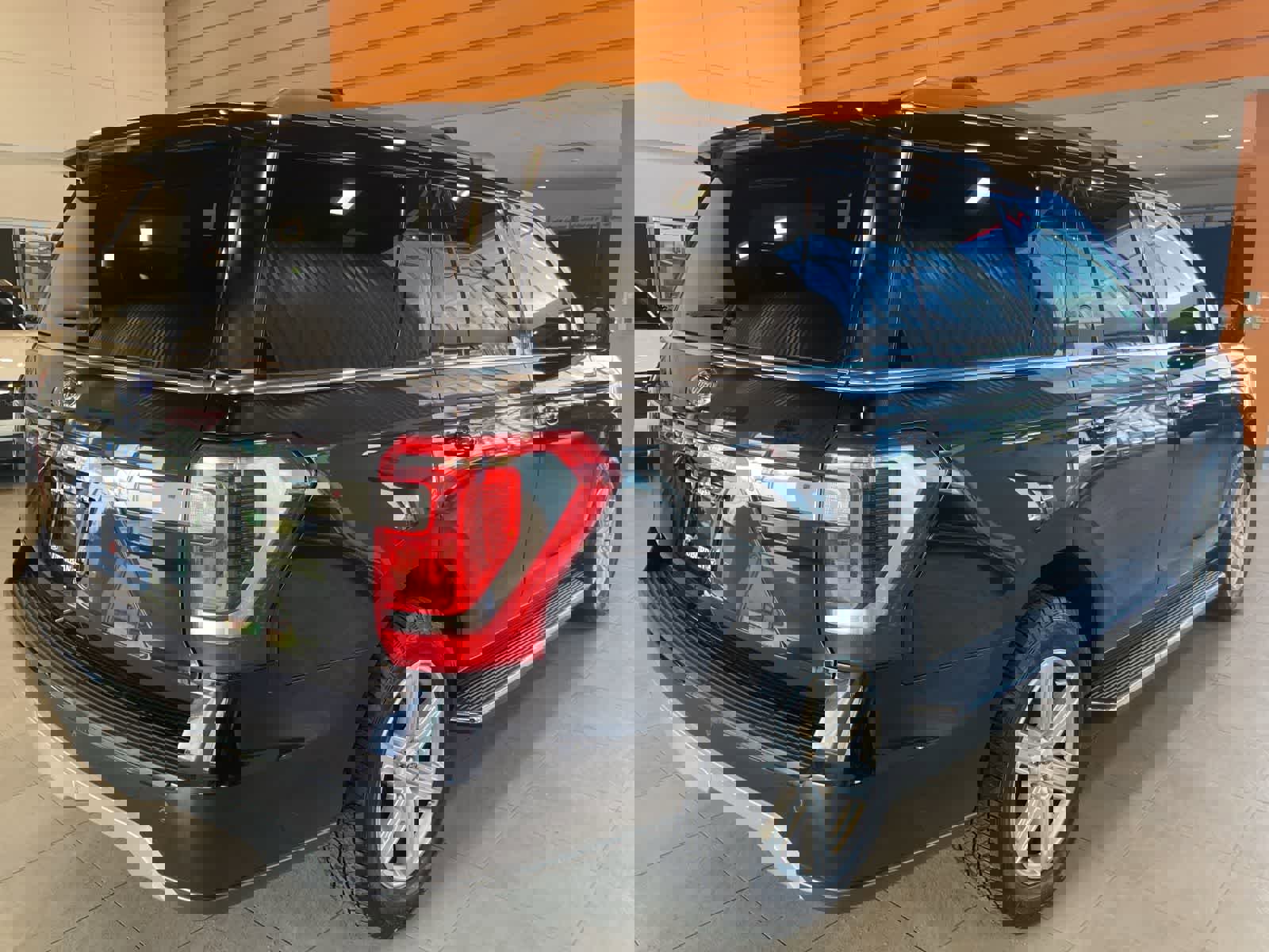 Used 2019 Ford Expedition XLT w/ Equipment Group 202A image 5