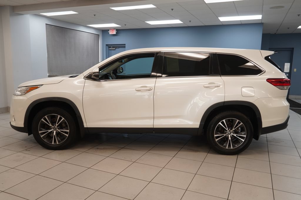 Used 2019 Toyota Highlander LE AWD/4WD image 2