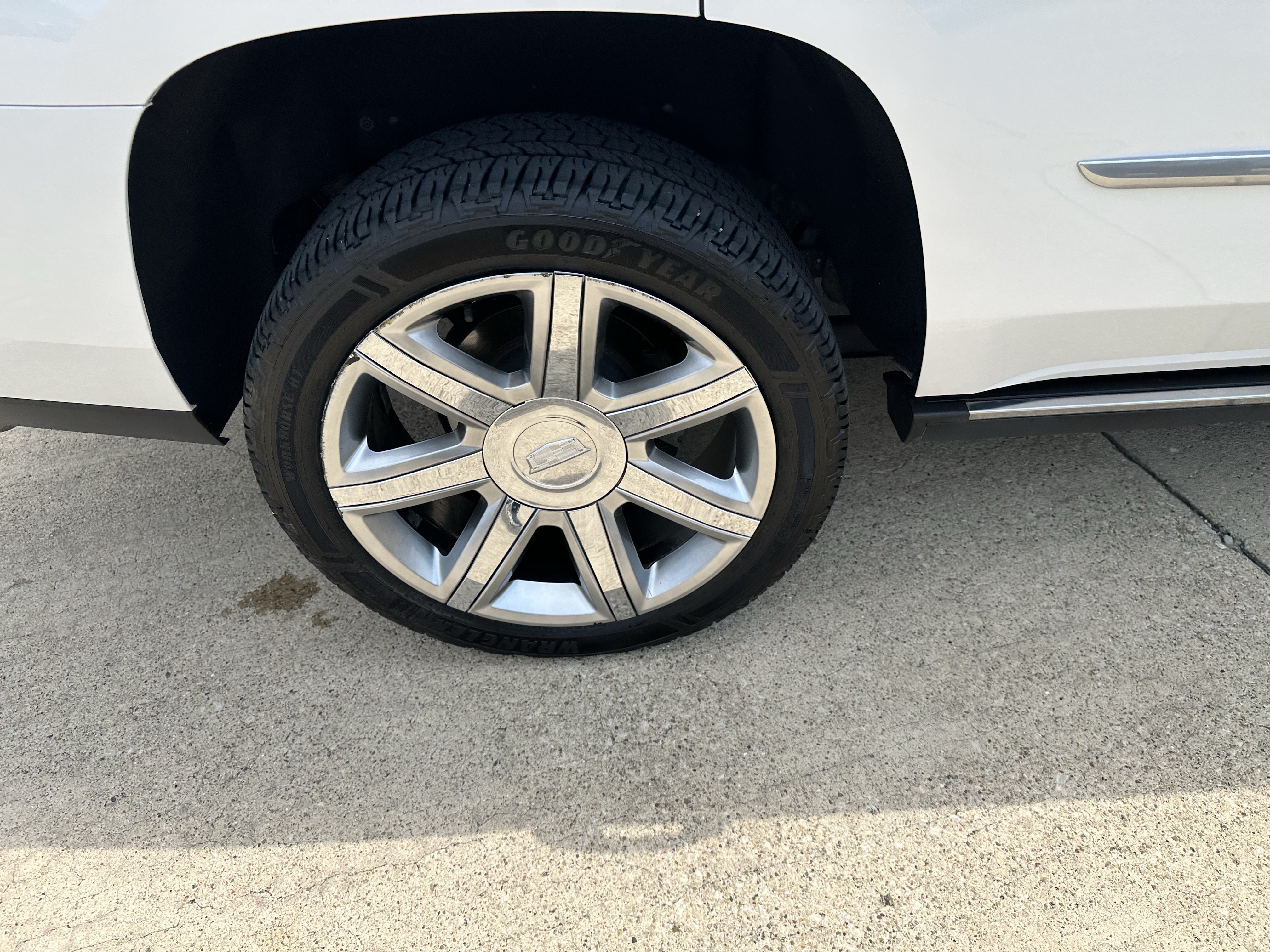 Used 2020 Cadillac Escalade Premium Luxury AWD/4WD image 2