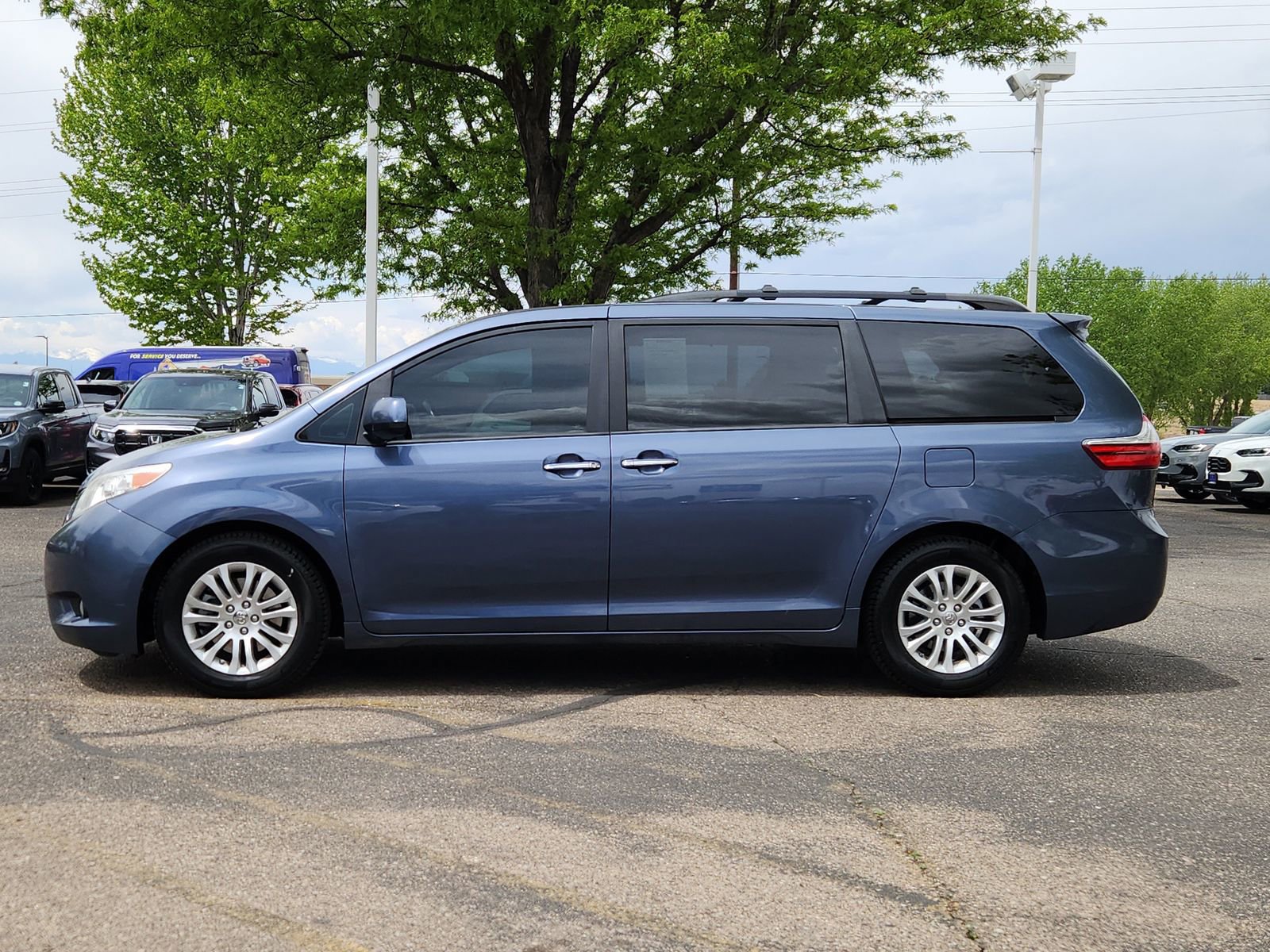 Used 2015 Toyota Sienna XLE FWD image 2