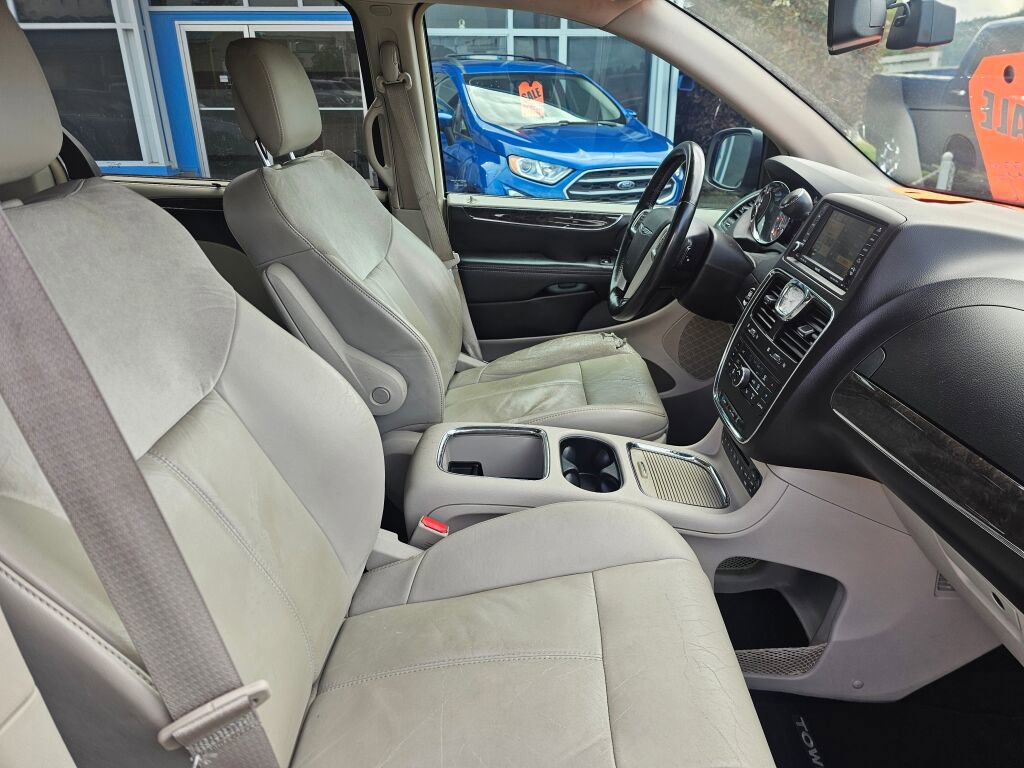 Used 2011 Chrysler Town & Country Limited FWD image 11