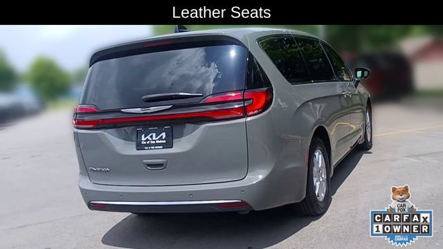 Used 2023 Chrysler Pacifica Touring-L FWD image 2