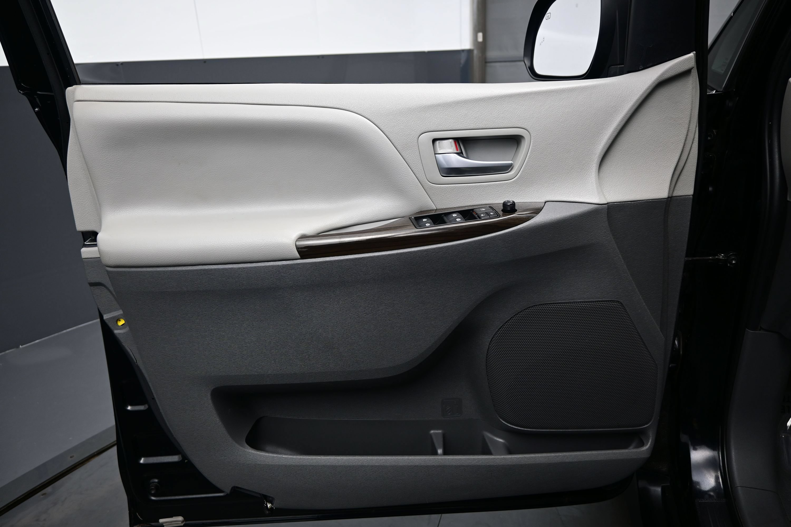 Used 2020 Toyota Sienna XLE FWD image 9