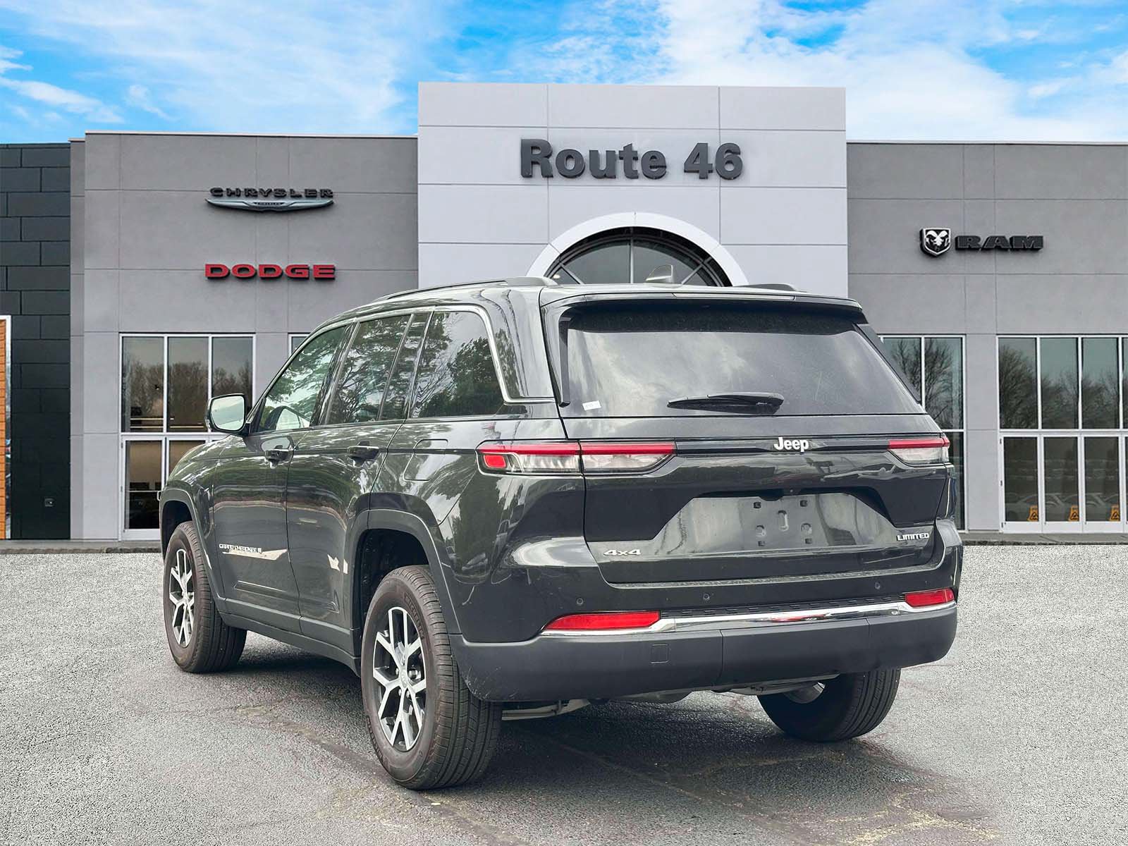 Used 2024 Jeep Grand Cherokee Limited AWD/4WD image 4