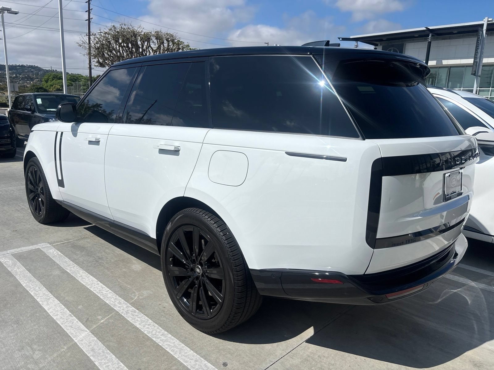 Used 2025 Land Rover Range Rover SE AWD/4WD image 4