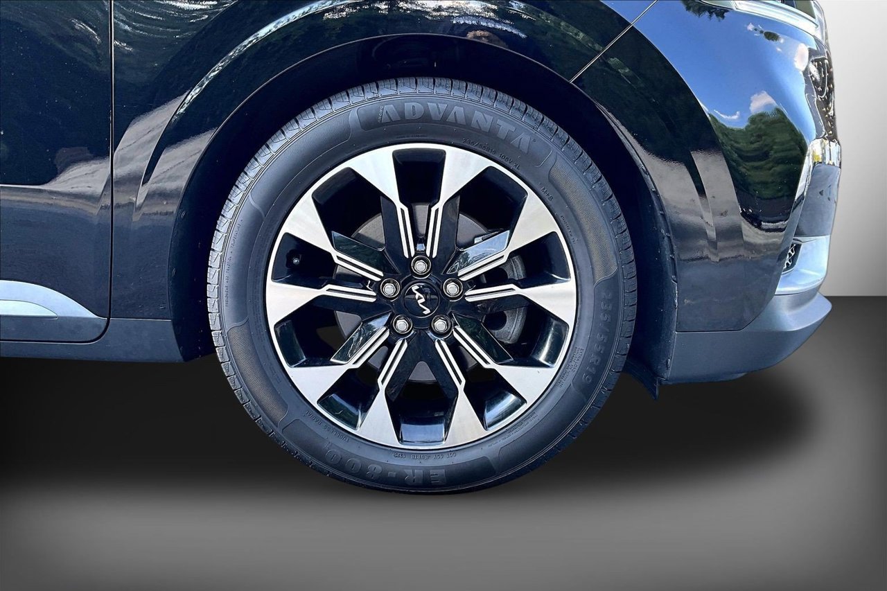 Used 2024 Kia Carnival EX FWD image 34