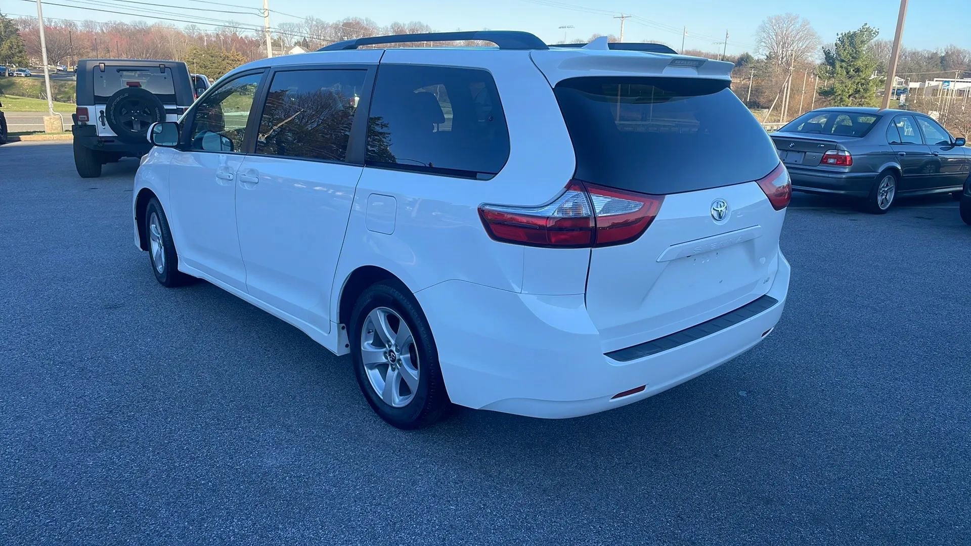 Used 2018 Toyota Sienna LE image 3