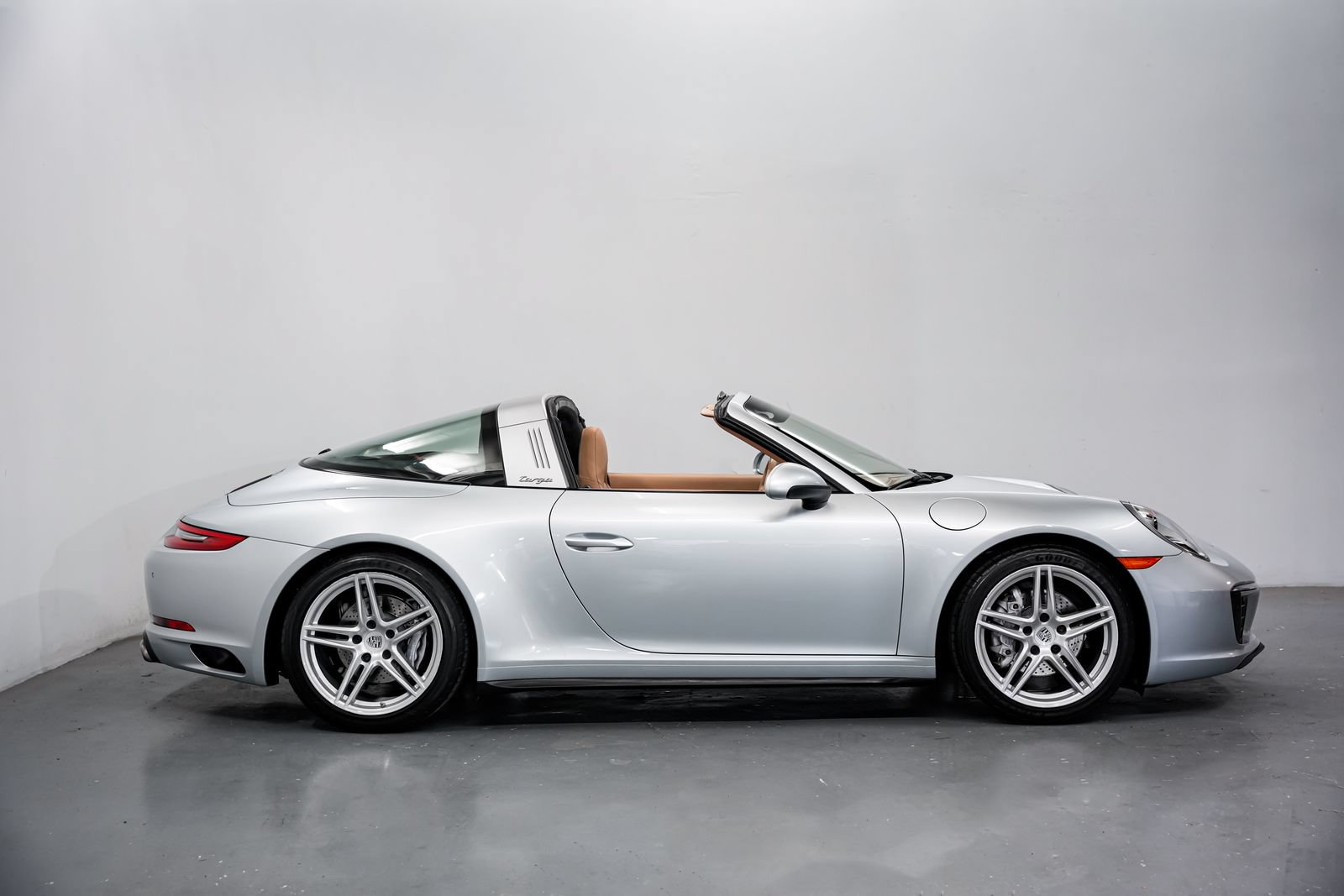 Used 2017 Porsche 911 Targa 4 AWD/4WD image 2