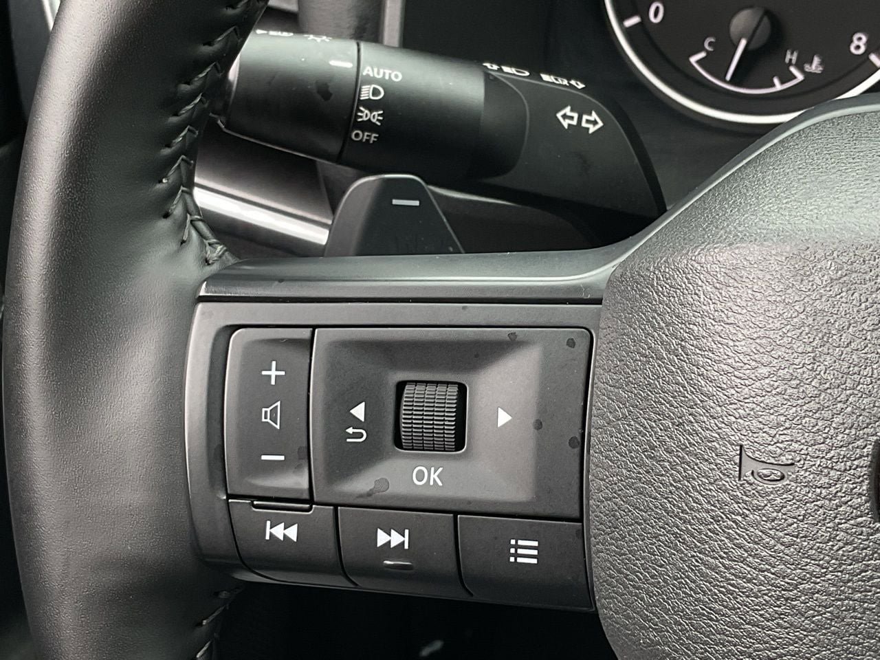 Used 2025 Nissan Rogue SV FWD image 23