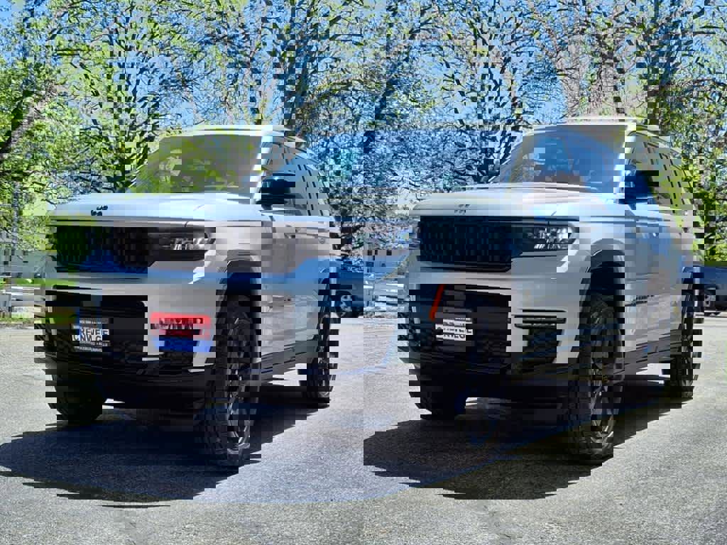 Used 2025 Jeep Grand Cherokee L Limited w/ Black Appearance Package image 14