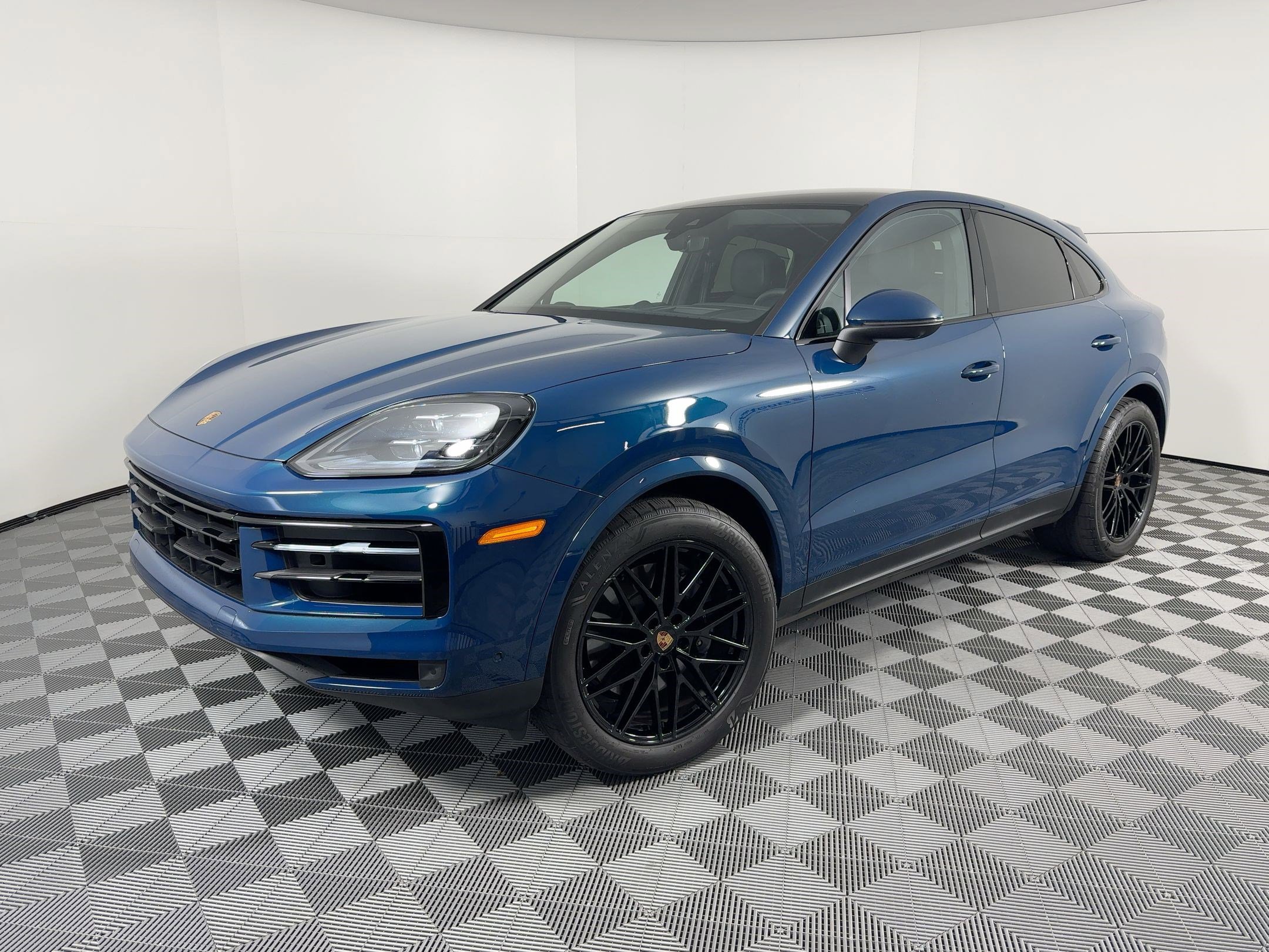 Certified 2025 Porsche Cayenne Coupe image 1