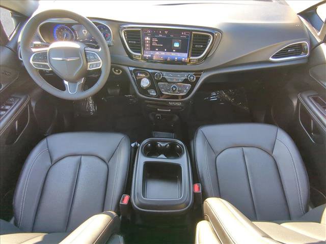 Used 2025 Chrysler Pacifica Select image 16