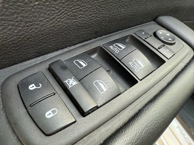 Used 2023 Chrysler Pacifica Touring image 9