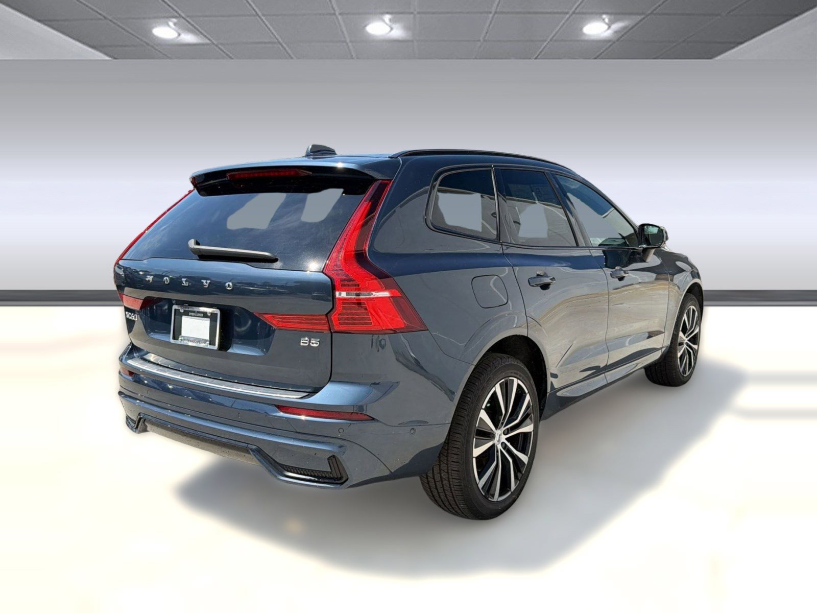 Used 2023 Volvo XC60 B5 Plus w/ Climate Package FWD image 9