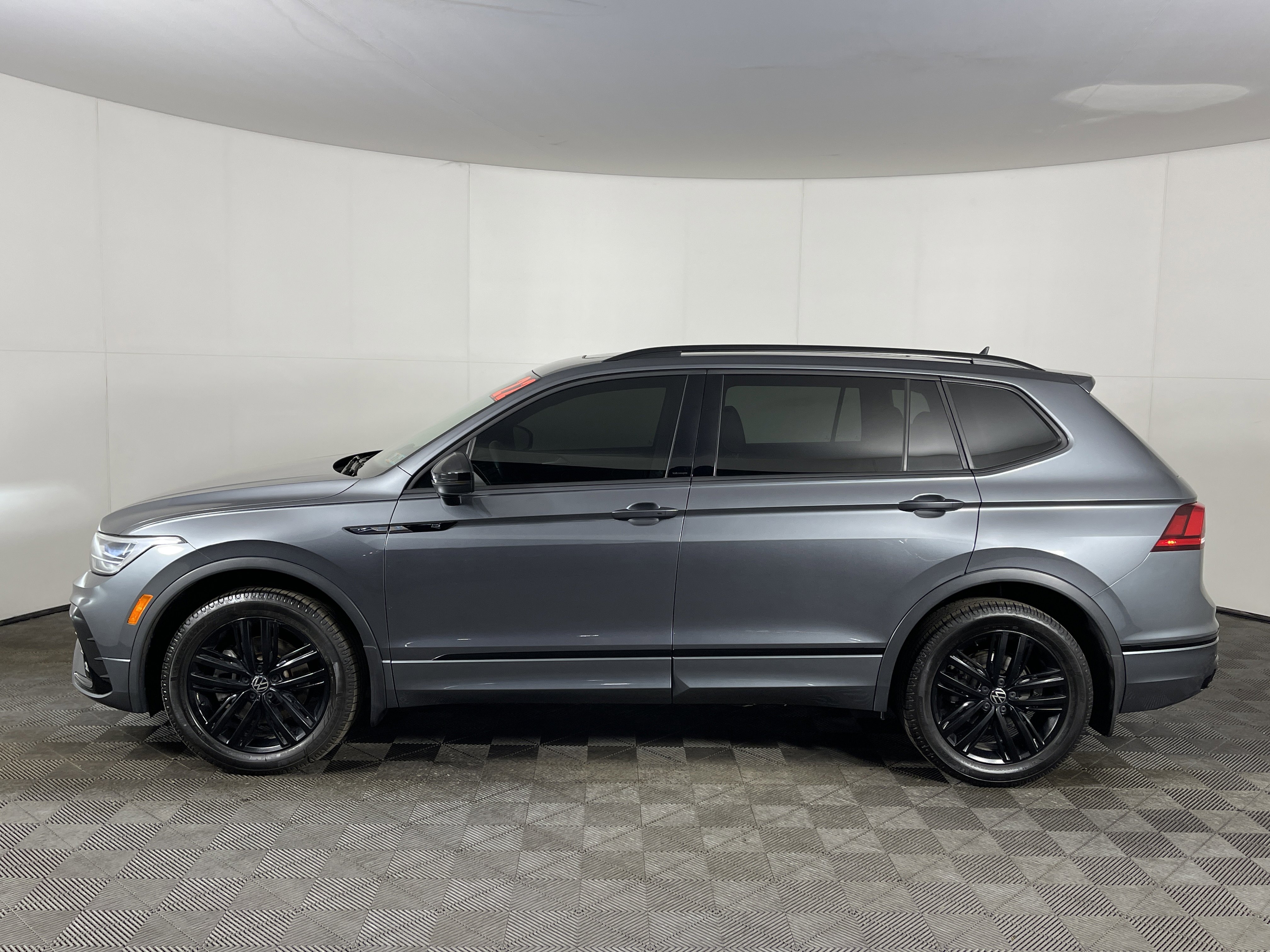 Used 2022 Volkswagen Tiguan SE R-Line image 3