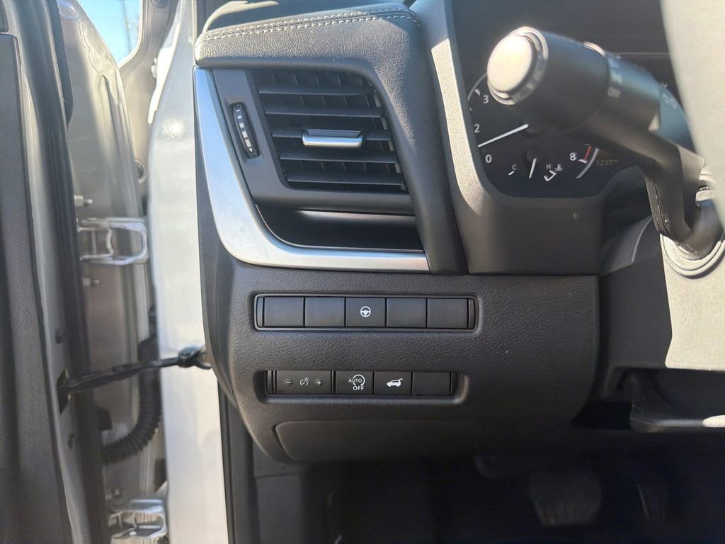 Used 2024 Nissan Rogue SV image 34