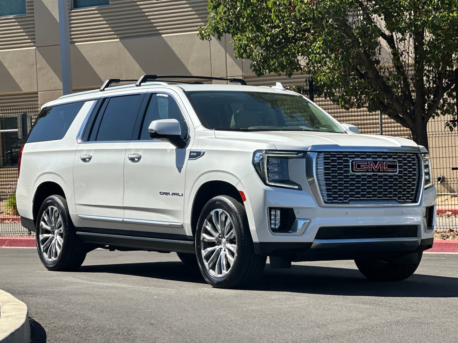 Used 2021 GMC Yukon XL Denali w/ Denali Premium Package AWD/4WD image 8